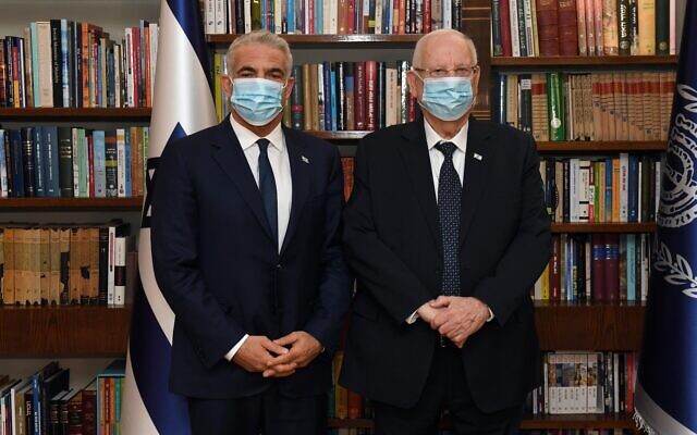 Le président Reuven Rivlin, à droite, rencontre le leader du parti Yesh Atid, Yair Lapid, à la résidence du président de Jérusalem, le 5 mai 2021. (Crédit : Haim Zach/GPO)