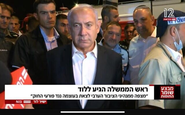 Benjamin Netanyahu s'adresse aux journalistes depuis Lod, le 12 mai 2021 (Crédit : capture d'écran Douzième chaîne) Benjamin Netanyahu s'adresse aux journalistes depuis Lod, le 12 mai 2021 (Crédit : capture d'écran Douzième chaîne)