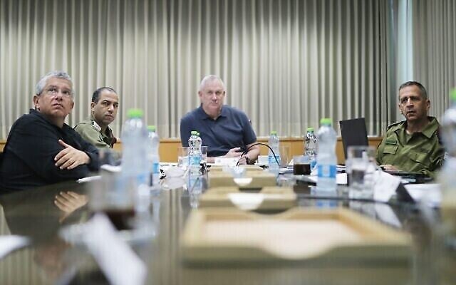 Sur cette photo distribuée par son bureau, le ministre de la Défense Benny Gantz (C) et le chef d'état-major Aviv Kohavi (D) procèdent à une évaluation des combats en cours entre Israël et les groupes terroristes palestiniens dans la bande de Gaza, le 14 mai 2021. (Crédit : Elad Malka)