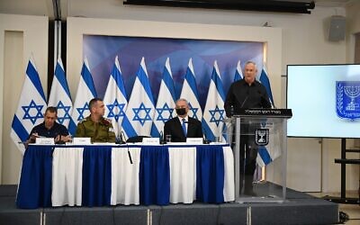 De gauche à droite : le chef du Shin Bet  Nadav Argaman, le chef d'État-major de l'armée israélienne Aviv Kohavi, le Premier ministre Benjamin Netanyahu et le ministre de la Défense Benny Gantz, lors d'une conférence de presse à l'issue du cessez-le-feu avec Gaza, au siège de l'armée à Tel Aviv, le 21 mai 2021. (Crédit : Tal Oz/Defense Ministry)