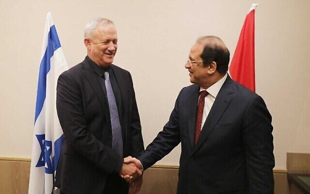 Le ministre de la Défense, Benny Gantz (à gauche), a rencontré les services de renseignements égyptiens, Abbas Kamel, dans son bureau à Tel Aviv, le 30 mai 2021. (Crédit : Elad Malka/Ministère de la Défense)