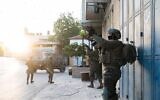 Sur une photo publiée par l'armée israélienne le 4 mai 2021, des soldats sont en Cisjordanie dans le cadre d'une chasse à l'homme visant à retrouver les suspects d'une attaque au volant d'une voiture qui a fait trois blessés israéliens. (Crédit : armée israélienne)