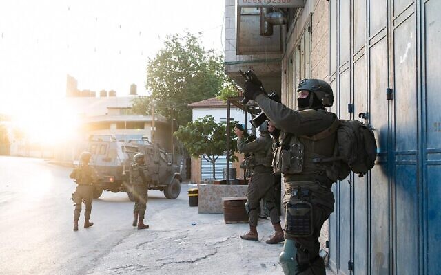 Sur une photo publiée par l'armée israélienne le 4 mai 2021, des soldats sont en Cisjordanie dans le cadre d'une chasse à l'homme visant à retrouver les suspects d'une attaque au volant d'une voiture qui a fait trois blessés israéliens. (Crédit : armée israélienne)