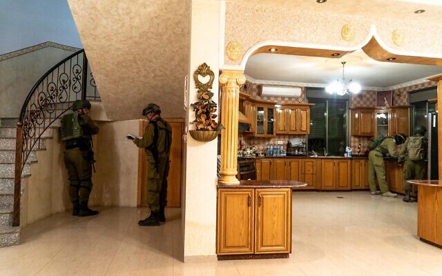 Des soldats israéliens cartographient la maison d'un Palestinien soupçonné d'avoir tiré sur trois israéliens depuis sa voiture, avant sa démolition éventuelle, dans le village de Turmus Ayya, en Cisjordanie, le 6 mai 2021. (Crédit : armée israélienne)