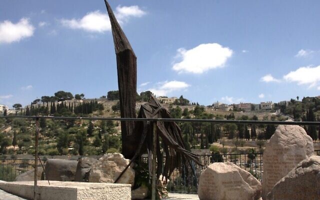 Le monument de l'aigle, érigé en mémoire des soldats de la guerre des Six jours aux abords de la Vieille Ville de Jérusalem, à la porte des Lions. (Crédit : Shmuel Bar-Am)