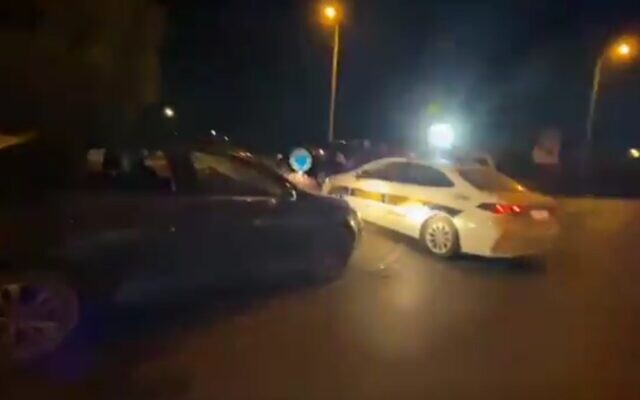 La scène de crime à Binyamina où la police soupçonne une foule juive d'avoir battu un conducteur arabe le 27 mai 2021. (Capture d'écran) La scène de crime à Binyamina où la police soupçonne une foule juive d'avoir battu un conducteur arabe le 27 mai 2021. (Capture d'écran)