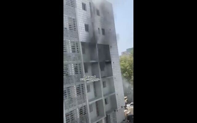 Un immeuble en feu à Holon, le 5 mai 2021. (Capture d'écran Tiwtter) Un immeuble en feu à Holon, le 5 mai 2021. (Capture d'écran Tiwtter)