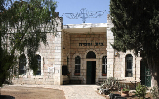 Le centre communautaire Beit Nechemiah dans le quartier Abu Tor à Jérusalem, qui porte le nom du capitaine Nechemiah Cohen. (Crédit :Shmuel Bar-Am)
