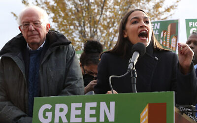 Le candidat démocrate à la présidentielle, le sénateur Bernie Sanders, et la représentante Alexandria Ocasio-Cortez lors d'une conférence de presse à Washington, le 14 novembre 2019. (Crédit : Chip Somodevilla/Getty Images via JTA)