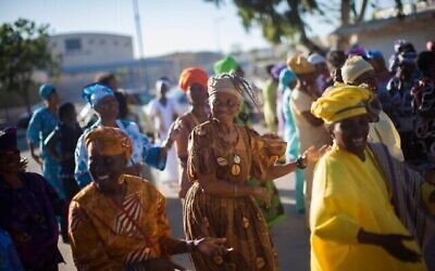 Des membres de la communauté des Hébreux noirs de Dimona dansent lors des festivités marquant le festival de Chavouot dans la ville de Dimona, dans le sud d'Israël, le 26 mai 2013. (Yonatan Sindel / Flash90)