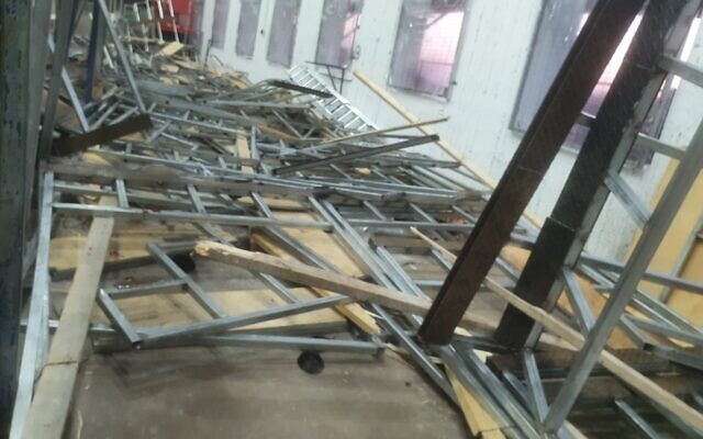 Une partie du gradin d'une synagogue qui s'est écroulé à Givat Zeev, le 16 mai 2021. (Crédit : Police) Une partie du gradin d'une synagogue qui s'est écroulé à Givat Zeev, le 16 mai 2021. (Crédit : Police)