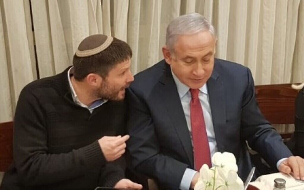 Le dirigeant du Parti sioniste religieux Bezalel Smotrich (à gauche) et le  Benjamin Netanyahu, alors Premier ministre. (File ; Autorisation)