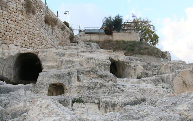 Les caveaux romains présumés au-dessus du bassin de Siloam dans la Cité de David de Jérusalem. (Crédit : Shmuel Bar-Am)
