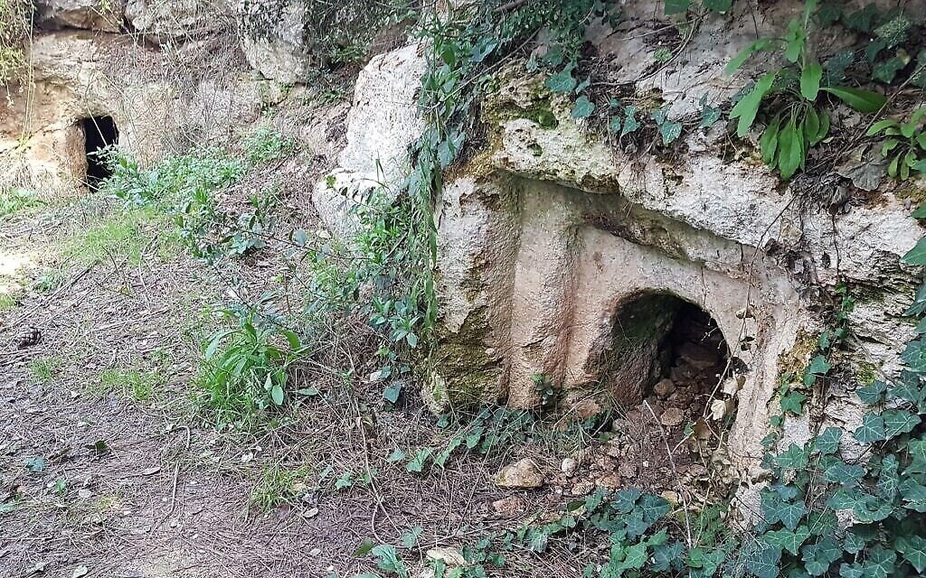 Des caveaux du Second temple au Wohl Rose Park à Jérusalem, au mois d'avril 2021. (Crédit :  Shmuel Bar-Am)