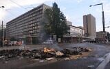 Un incendie à Sarcelles, en France, à la suite d'un rassemblement pro-Palestine qui s'est transformé en émeute, le 20 juillet 2014. (Crédit : Cnaan Liphshiz / JTA)
