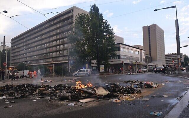 Un incendie à Sarcelles, en France, à la suite d'un rassemblement pro-Palestine qui s'est transformé en émeute, le 20 juillet 2014. (Crédit : Cnaan Liphshiz / JTA)