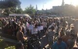 Manifestation pour le retour au calme et la coexistence au carrefour d'Oranim au sud de Jérusalem, le 13 mai 2021. (Crédit : Sue Surkes/Times of Israël)