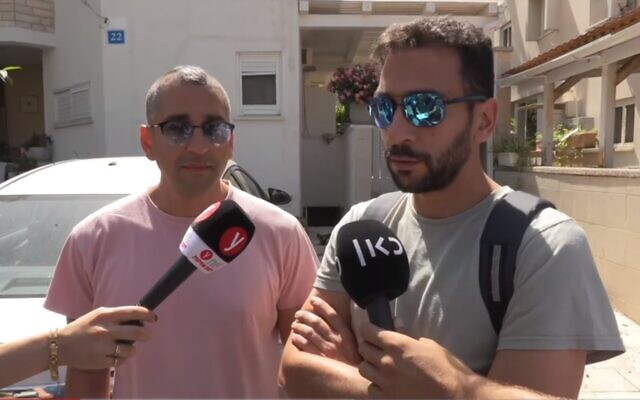 Kfir et Moché Yom Tov, fils de Lea Yom Tov, 63 ans, tuée à Rishon Lezion par une roquette, le 12 mai 2021. (Capture d'écran Ynet) Kfir et Moché Yom Tov, fils de Lea Yom Tov, 63 ans, tuée à Rishon Lezion par une roquette, le 12 mai 2021. (Capture d'écran Ynet)