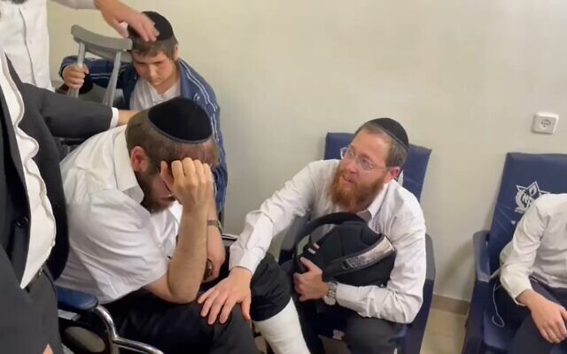 Le rabbin Avigdor Hayut, à gauche, et le rabbini David Levy, à droite, ont tous les deux perdu leur fils lors de la tragédie du mont Meron en Israël. (Capture d'écran)