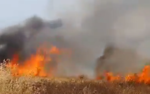 Un champ en feu près de la ville de Sderot, dans le sud d'Israël, le 9 mai 2021. (Capture d'écran : Twitter) Un champ en feu près de la ville de Sderot, dans le sud d'Israël, le 9 mai 2021. (Capture d'écran : Twitter)
