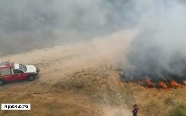 Un champ en feu dans le sud d'Israël, le 25 mai 2021. (Capture d'écran Douzième chaîne)
