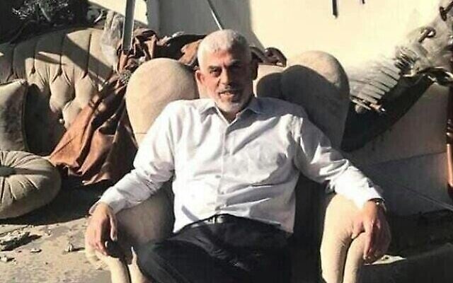 Le chef du Hamas à Gaza, Yahya Sinwar, assis devant son bureau bombardé à Gaza, le 27 mai 2021. (Crédit : Autorisation)