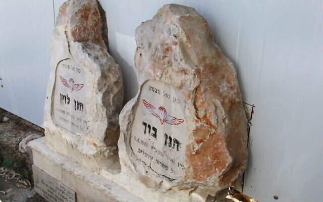 Les mémorials des caporaux Hanan Boch et Hanan Levine sur Gmul Street à Jérusalem. (Crédit : Shmuel Bar-Am)