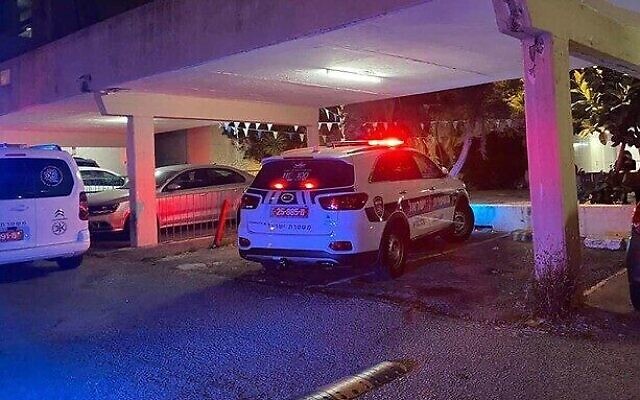 Une voiture de police sur le site d'un féminicide présumé à Haïfa, le 1er mai 2021. (Autorisation : Police israélienne)