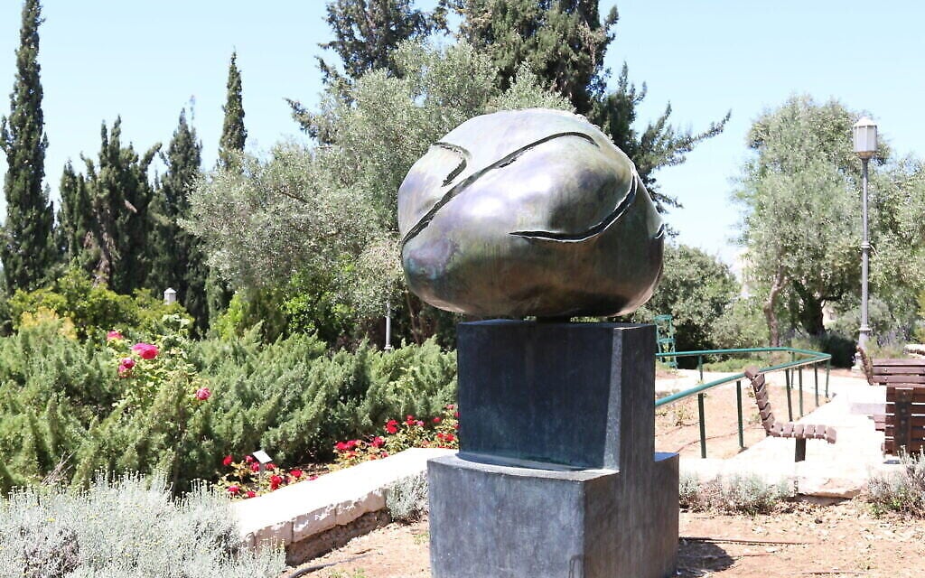 La Tête,' une sculpture en bronze de l'artiste espagnol Joan Miro au jardin espagnol du Wohl Rose Park à Jérusalem, au mois d'avril 2021. (Crédit : Shmuel Bar-Am)