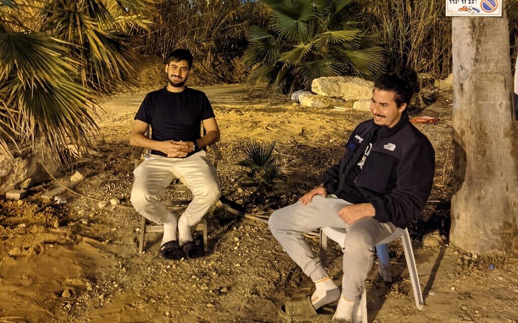Hilal (à droite) et Khalil Habashi montent la garde devant leur maison d'Ajami, le 19 mai 2021. (Crédit : Elie Bleier)