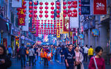 Guangzhou, Chine, décembre 2019. La rue piétonne Shangxiajiu dans le district de Liwan, un des principaux quartiers commerçants de la ville et une attraction touristique majeure. (Crédit : Parichart Thongmee ; iStock by Getty Images).