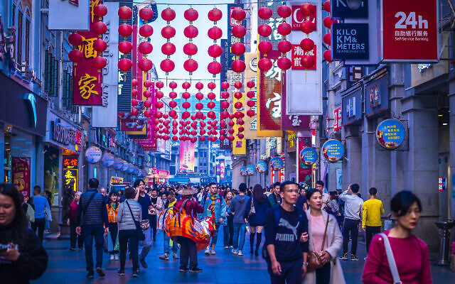 Guangzhou, Chine, décembre 2019. La rue piétonne Shangxiajiu dans le district de Liwan, un des principaux quartiers commerçants de la ville et une attraction touristique majeure. (Crédit : Parichart Thongmee ; iStock by Getty Images). Guangzhou, Chine, décembre 2019. La rue piétonne Shangxiajiu dans le district de Liwan, un des principaux quartiers commerçants de la ville et une attraction touristique majeure. (Crédit : Parichart Thongmee ; iStock by Getty Images).