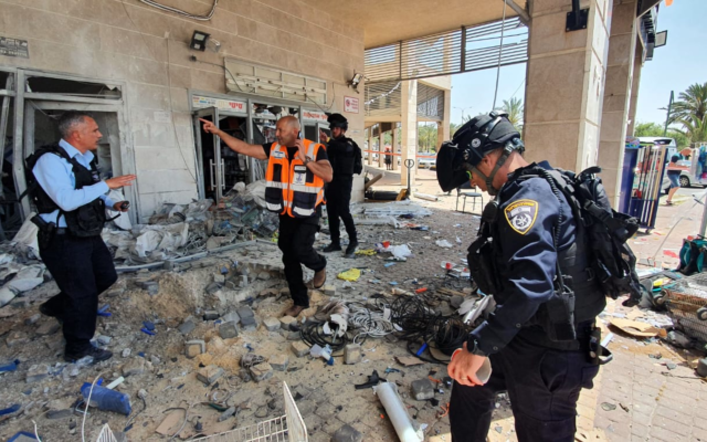 Les décombres après un tir de roquette à Ashkelon, le 11 mai 2021. (Crédit : police israélienne)