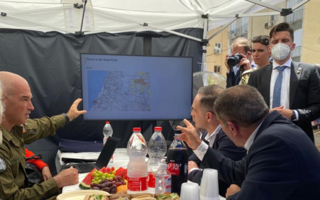 Le ministre allemand des Affaires étrangères, Heiko Maas (centre), reçoit un briefing sur la sécurité à Petah Tikva du général Ori Gordin (G), chef du commandement du front intérieur de Tsahal, en compagnie du ministre des Affaires étrangères, Gabi Ashkenazi (droite), le 20 mai 2021. (Crédit : Ministère des affaires étrangères)