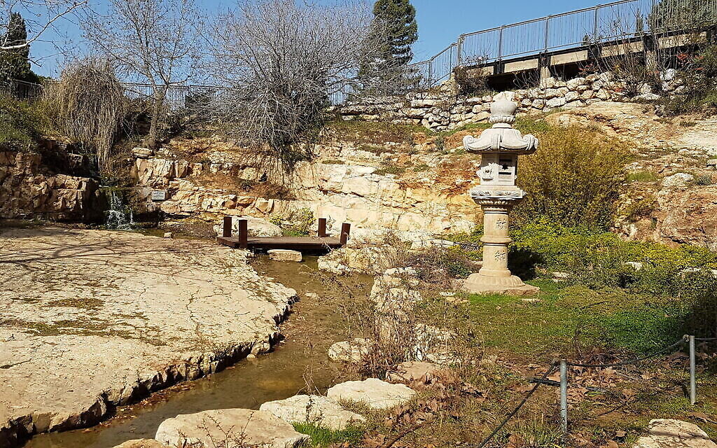 Le Jardin japonais au Wohl Rose Park de Jérusalem, au mois d'avril 2021. (Crédit : Shmuel Bar-Am)