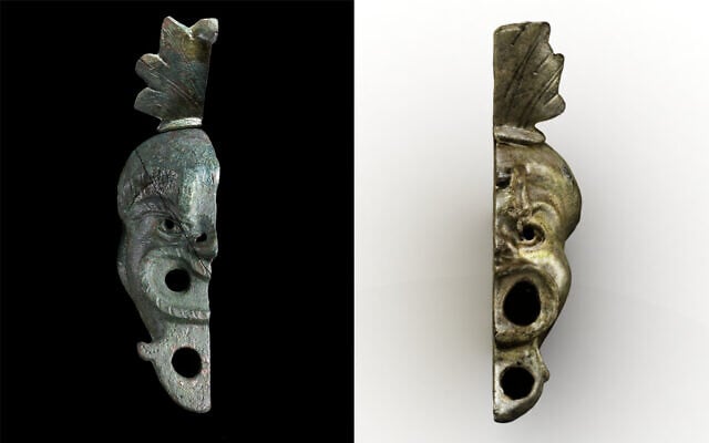 Une lampe à huile en bronze découverte à Budapest en 2012 (à droite) qui correspond à celle trouvée dans la Cité de David à Jérusalem en mai 2021 (à gauche). (Ágnes Bakos/Bence Tihanyi ; Koby Harati/Cité de David) Une lampe à huile en bronze découverte à Budapest en 2012 (à droite) qui correspond à celle trouvée dans la Cité de David à Jérusalem en mai 2021 (à gauche). (Ágnes Bakos/Bence Tihanyi ; Koby Harati/Cité de David)