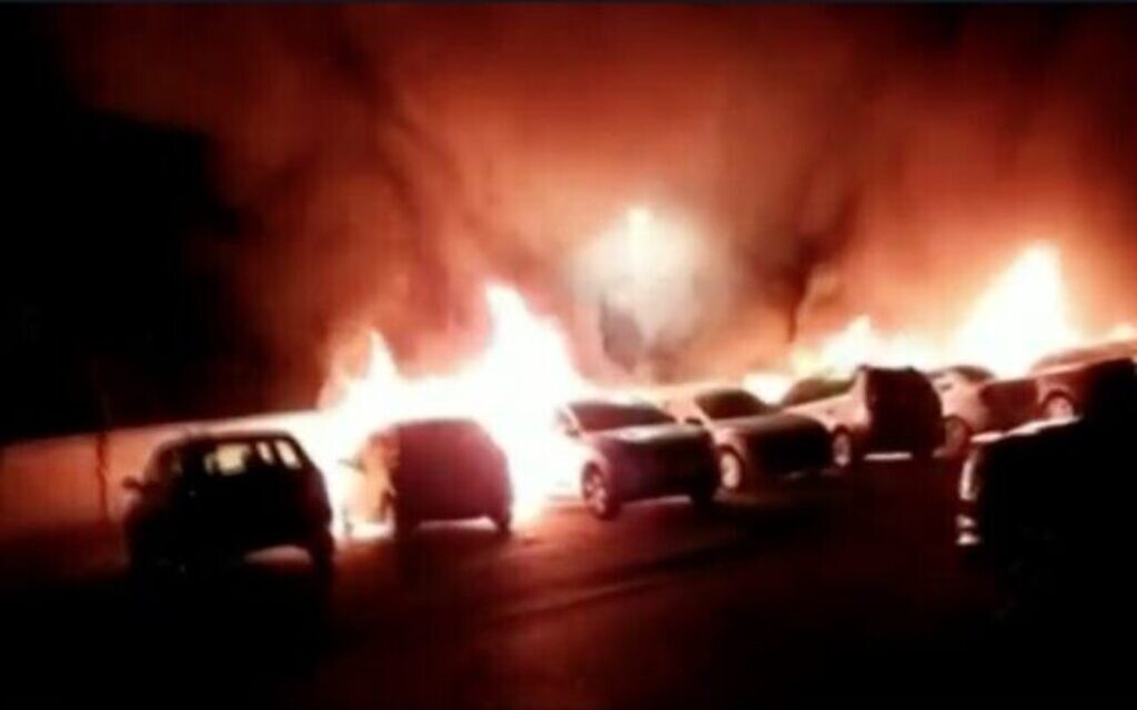 Des voitures incendiées par des groupes d'émeutiers, le 11 mai 2021. (Capture d'écran : Vidéo)