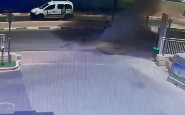 Le moment où une roquette s'est abattue dans une rue, à quelques mètres d'une station-service, à Netivot, le 16 mai 2021. (Capture d'écran/Kann) Le moment où une roquette s'est abattue dans une rue, à quelques mètres d'une station-service, à Netivot, le 16 mai 2021. (Capture d'écran/Kann)