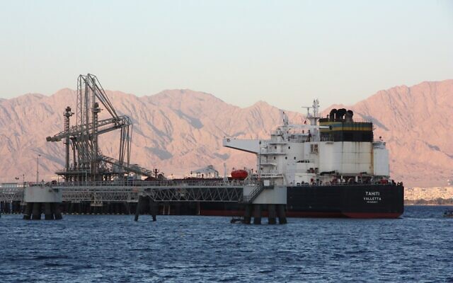 Un pétrolier accoste à Eilat. (Autorisation, Shmuel Taggar, Environnement du désert et de la mer, Eilat) Un pétrolier accoste à Eilat. (Autorisation, Shmuel Taggar, Environnement du désert et de la mer, Eilat)