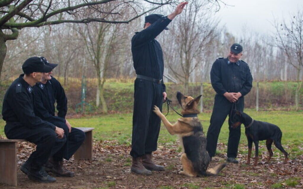 Le chien "Caleb", désormais appelé "Blitz", est entraîné à faire le salut nazi dans "Shepherd : 
The Story of a Jewish Dog" 
(Crédit : JDog Films).