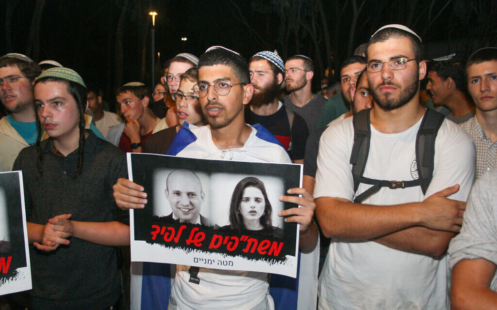 Des manifestants de droite devant le domicile de la député du parti Yamina, Ayelet Shaked à Tel Aviv, le 30 mai 2021. La pancarte avec une photo de Shaked et du leader de Yamina Naftali Bennett indique "Les collaborateurs de Lapid" (Crédit : Flash90).
