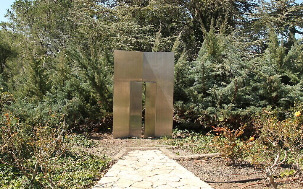 '"La Porte ouverte" au jardin allemand du Wohl Rose Park de Jérusalem, au mois d'avril 2021. (Crédit : Shmuel Bar-Am)