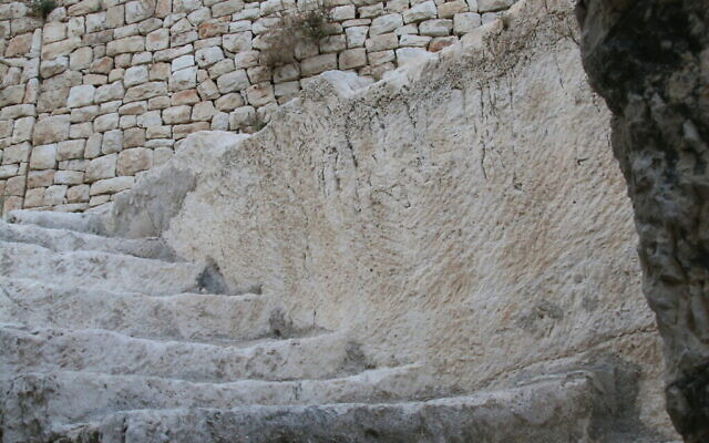 Les escaliers près des caveaux d'inhumation de la Cité de David. (Crédit :Shmuel Bar-Am)
1