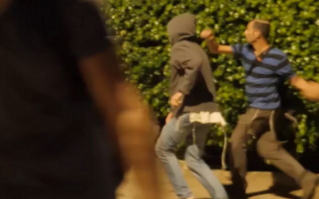 Vidéo de Sagi Rosenbaum, le directeur d’une école de Raanana, en train de lancer des pierres lors des émeutes à Lod, le 14 mai 2021. (Capture d'écran / Kan) Vidéo de Sagi Rosenbaum, le directeur d’une école de Raanana, en train de lancer des pierres lors des émeutes à Lod, le 14 mai 2021. (Capture d'écran / Kan)