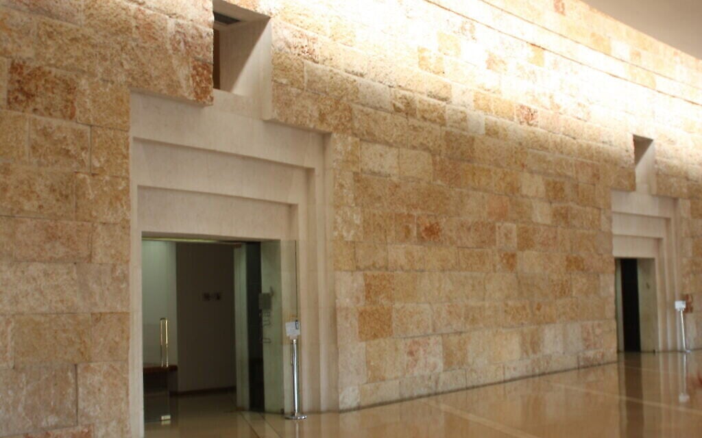 Un mur avec de la pierre de Jérusalem, au bâtiment de la Cour suprême de Jérusalem, au mois d'avril 2021. (Crédit : Shmuel Bar-Am)