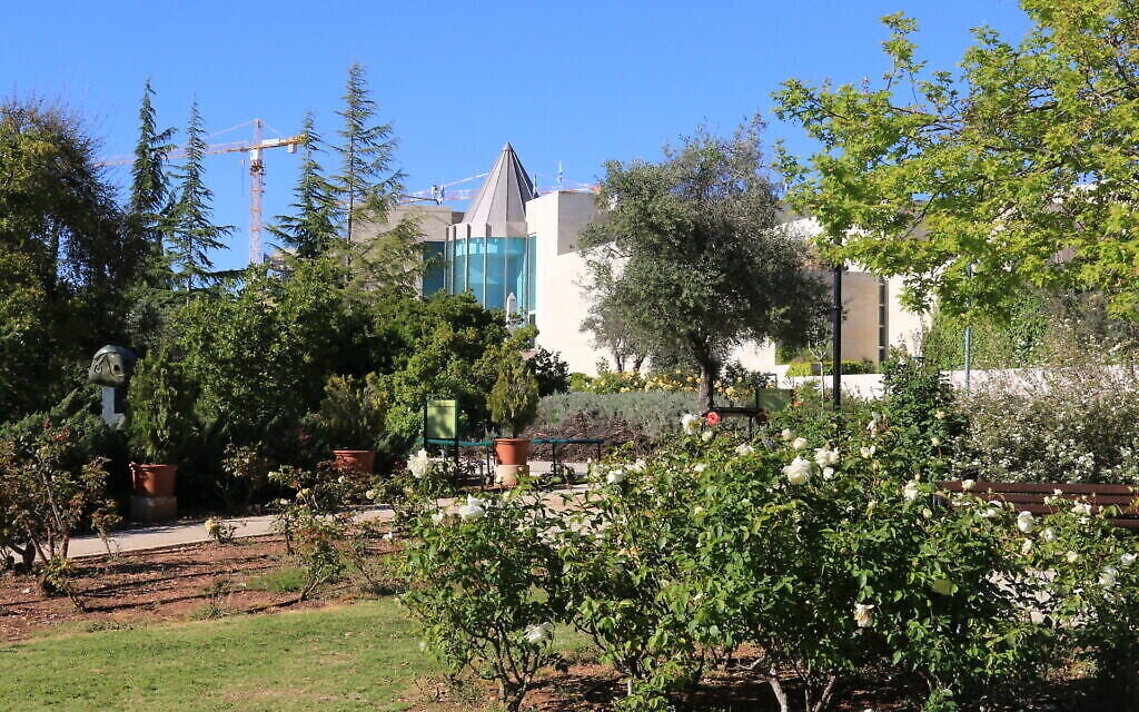 Une vue du bâtiment de la Cour suprême depuis le Wohl Rose Park de Jérusalem, au mois d'avril 2021. (Crédit : Shmuel Bar-Am)