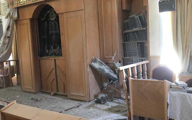 Une synagogue d'Ashkelon frappée par une roquette de Gaza, le 16 mai 2021. (Crédit : Autorité des incendies et des secours)