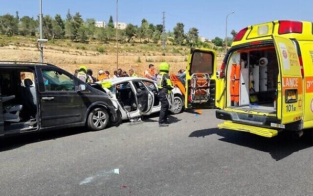Le lieu d'un accident de voiture mortel sur la route 1, le 6 mai 2021. (Magen David Adom)