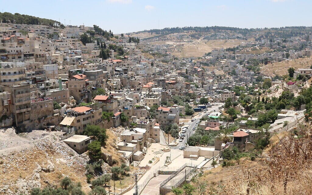 Les deux rives du lit de rivière Kidron, à Silwan. (Crédit :  Shmuel Bar-Am)