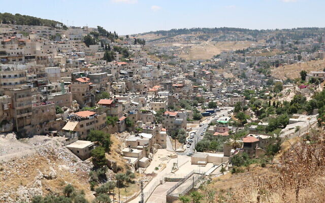 Les deux rives du lit de rivière Kidron, à Silwan. (Crédit :  Shmuel Bar-Am)
